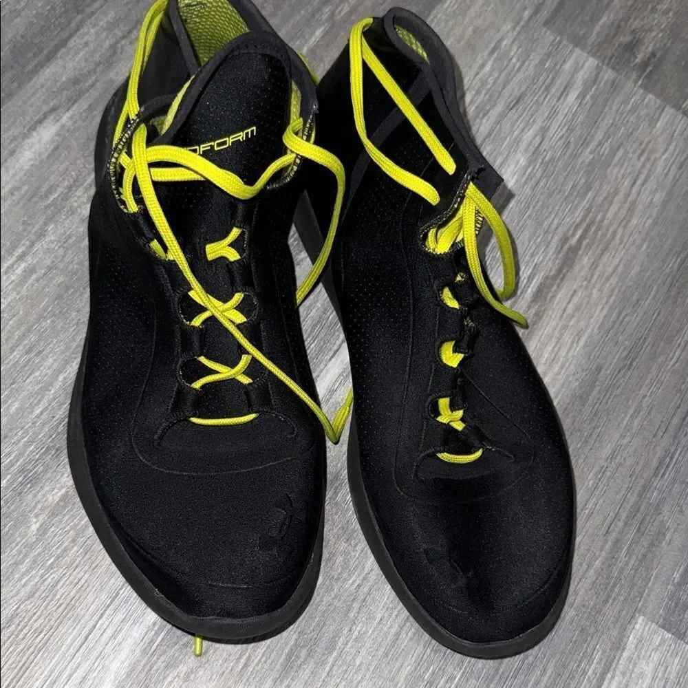 UNDER ARMOR UNISEX Black and Yellow Athletic Shoes